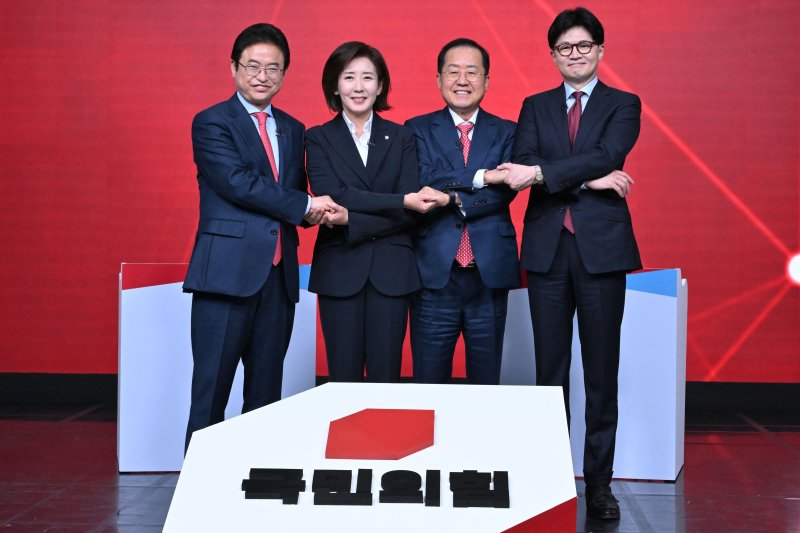 [서울=뉴시스] 국회사진기자단 = 이철우(왼쪽부터), 나경원, 홍준표, 한동훈 제21대 대통령 선거 국민의힘 경선 후보가 20일 서울 강서구 ASSA아트홀에서 열린 제21대 대통령 선거 국민의힘 1차 경선 B조 토론회에서 토론 시작 전 기념촬영을 하고 있다. 2025.04.20. photo@newsis.com