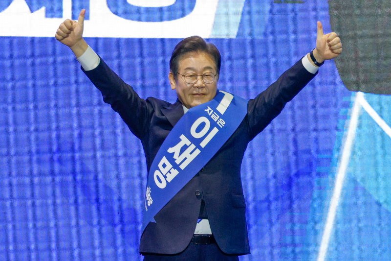 (울산=뉴스1) 안은나 기자 = 이재명 더불어민주당 대선 경선 후보가 20일 오후 경남 울산전시컨벤션센터에서 열린 영남권 합동연설회에 참석해 정견발표에 앞서 인사하고 있다. 2025.4.20/뉴스1 /사진=뉴스1화상