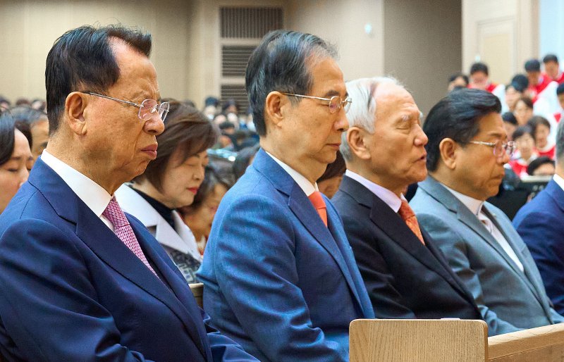 한덕수 대통령 권한대행과 김삼환 명성교회 원로 목사가 20일 서울 강동구 명성교회에서 열린 부활절 예배에서 기도하고 있다. 앞열 왼쪽부터 김삼환 명성교회 원로목사, 한 권한대행, 조성기 숭실사이버대 이사장, 대전신학대학교 안주훈 총장. (사진=명성교회 제공) /사진=뉴시스화상