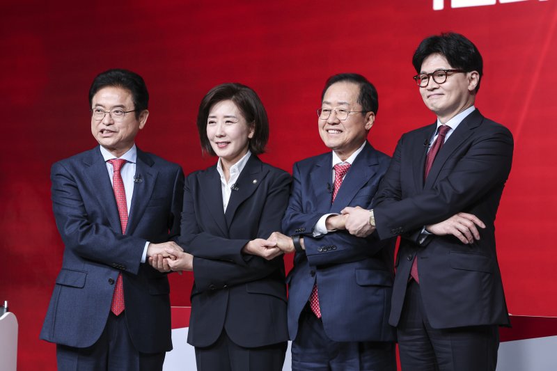 이철우(왼쪽부터), 나경원, 홍준표, 한동훈 국민의힘 대선 경선 후보들이 20일 오후 서울 강서구 ASSA아트홀에서 열린 제21대 대통령 후보자 1차 경선 B조 토론회에서 기념촬영을 하고 있다. 2025.4.20/뉴스1 ⓒ News1 국회사진취재단