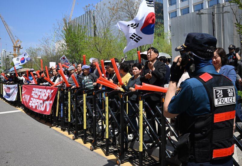 나경원 국민의힘 대선 경선 후보 지지자들이 20일 서울 강서구 ASSA아트홀에서 열린 대선 후보자 1차 경선 B조 조별 토론회장 앞 도로에서 구호를 외치고있다. 2025.4.20/뉴스1 ⓒ News1 국회사진취재단