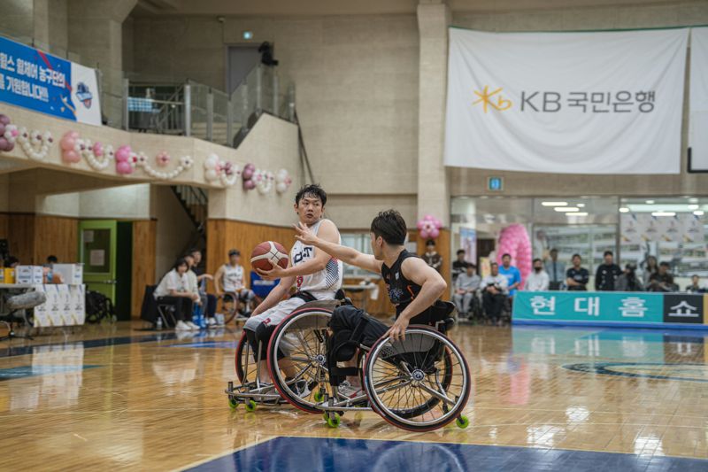 지난 18일부터 20일까지 사흘 간 경기도 고양시 홀트장애인종합체육관에서 개최된 '홀트전국휠체어농구대회'에서 선수들이 경기를 하고 있다. KB국민은행 제공