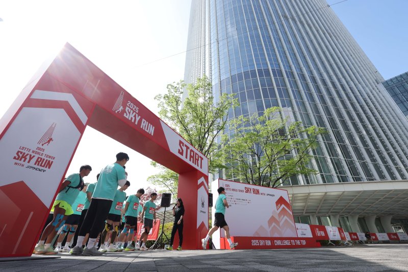 [서울=뉴시스] 황준선 기자 = 20일 오전 서울 송파구 롯데월드타워에서 열린 '2025 롯데월드타워 스카이런 with SPYDER'에서 참가자들이 힘차게 출발하고 있다.롯데물산이 주최하는 스카이런은 롯데월드타워 123층, 555m, 총 2917개의 계단을 오르는 국내 최고 높이의 수직 마라톤 대회다.(공동취재) 2025.04.20. photo@newsis.com