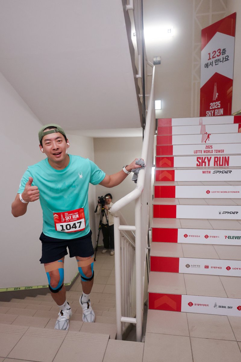 [서울=뉴시스] 황준선 기자 = 20일 오전 서울 송파구 롯데월드타워에서 열린 '2025 롯데월드타워 스카이런 with SPYDER'에서 참가자가 계단을 오르고 있다.(공동취재) 2025.04.20. photo@newsis.com