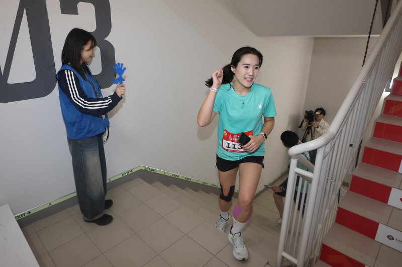 [서울=뉴시스] 황준선 기자 = 20일 오전 서울 송파구 롯데월드타워에서 열린 '2025 롯데월드타워 스카이런 with SPYDER'에서 참가자가 계단을 오르고 있다.(공동취재) 2025.04.20. photo@newsis.com