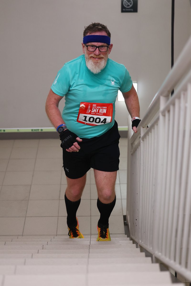 [서울=뉴시스] 황준선 기자 = 20일 오전 서울 송파구 롯데월드타워에서 열린 '2025 롯데월드타워 스카이런 with SPYDER'에서 참가자가 계단을 오르고 있다.(공동취재) 2025.04.20. photo@newsis.com