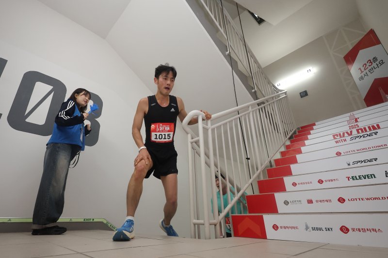 [서울=뉴시스] 황준선 기자 = 20일 오전 서울 송파구 롯데월드타워에서 열린 '2025 롯데월드타워 스카이런 with SPYDER'에서 참가자가 계단을 오르고 있다.(공동취재) 2025.04.20. photo@newsis.com
