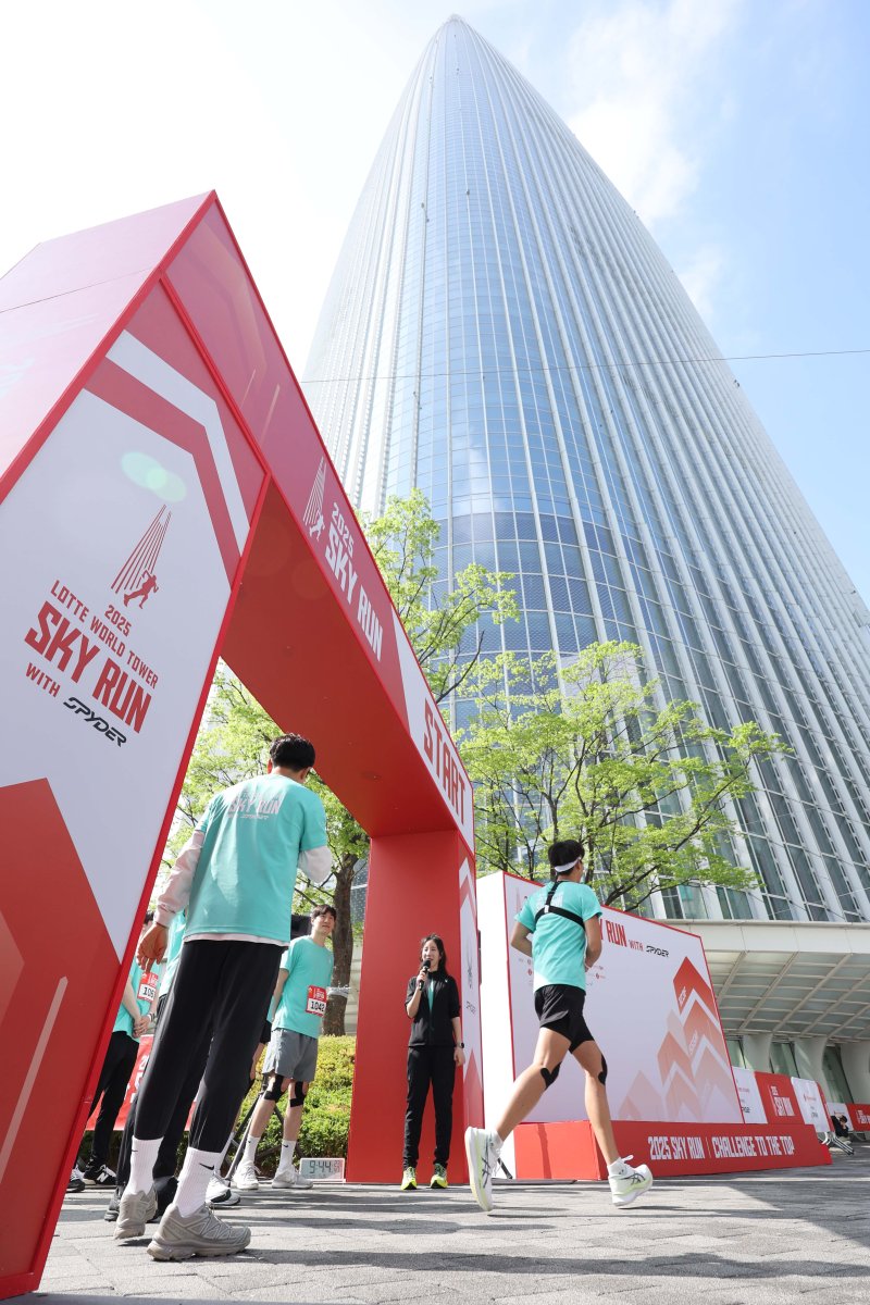 [서울=뉴시스] 황준선 기자 = 20일 오전 서울 송파구 롯데월드타워에서 열린 '2025 롯데월드타워 스카이런 with SPYDER'에서 참가자들이 힘차게 출발하고 있다.롯데물산이 주최하는 스카이런은 롯데월드타워 123층, 555m, 총 2917개의 계단을 오르는 국내 최고 높이의 수직 마라톤 대회다.(공동취재) 2025.04.20. photo@newsis.com