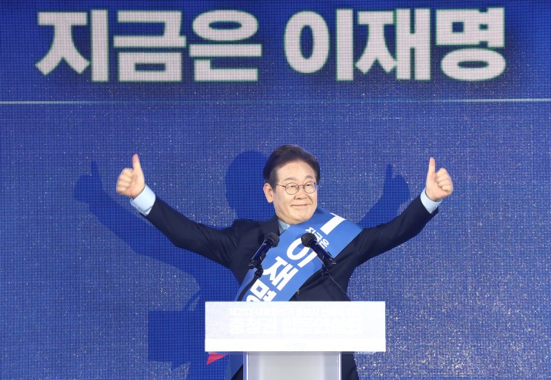 이재명 더불어민주당 대선 경선 후보가 19일 충북 청주체육관에서 열린 제21대 대통령선거 후보자 선출을 위한 충청권 합동연설회에서 정견발표를 하고 있다. 이날 이 후보는 충청 경선에서 득표율 88.15%로 압승했다. 김동연, 김경수 후보는 각각 7.54%, 4.31%이다. 2025.4.19/뉴스1 ⓒ News1 김민지 기자