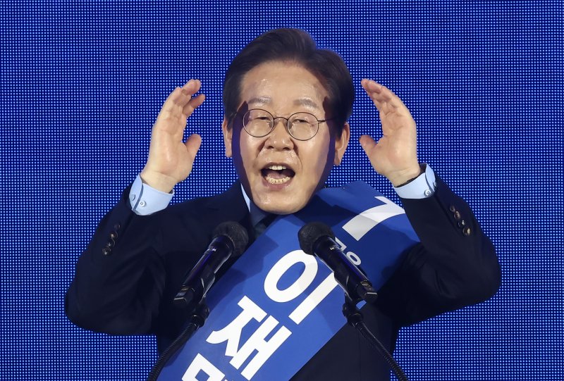 이재명 더불어민주당 대선 경선 후보가 19일 충북 청주체육관에서 열린 제21대 대통령선거 후보자 선출을 위한 충청권 합동연설회에서 정견발표를 하고 있다. 2025.4.19/뉴스1 ⓒ News1 김민지 기자