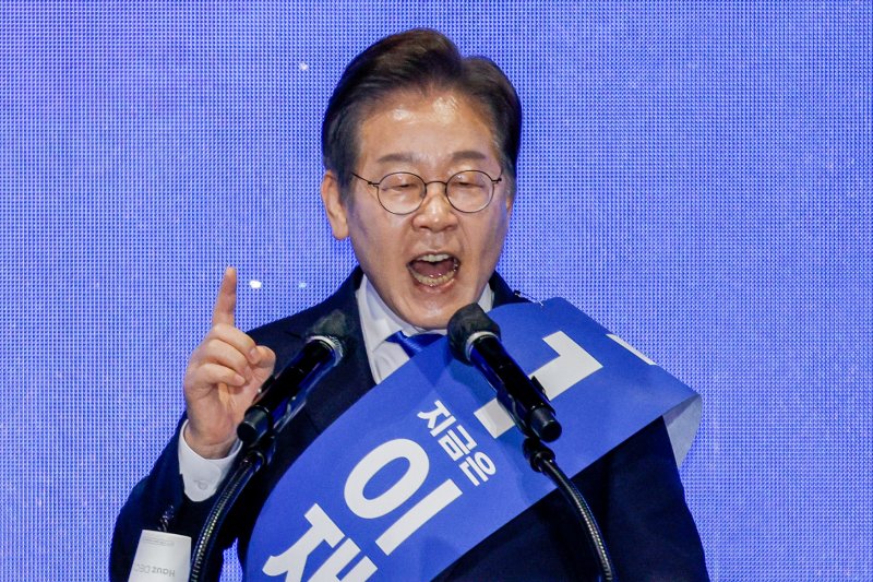 (울산=뉴스1) 안은나 기자 = 이재명 더불어민주당 대선 경선 후보가 20일 오후 경남 울산전시컨벤션센터에서 열린 영남권 합동연설회에 참석해 정견발표를 하고 있다. 2025.4.20/뉴스1 /사진=뉴스1화상