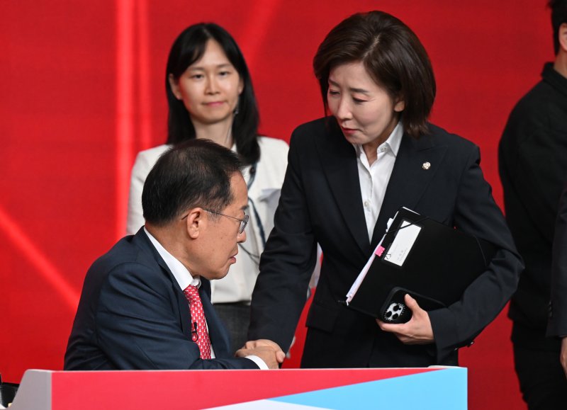 [서울=뉴시스] 국회사진기자단 = 홍준표, 나경원 제21대 대통령 선거 국민의힘 경선 후보가 20일 서울 강서구 ASSA아트홀에서 열린 '제21대 대통령 선거 국민의힘 1차 경선 B조 토론회'에서 토론 시작에 앞서 인사하고 있다. 2025.04.20. photo@newsis.com