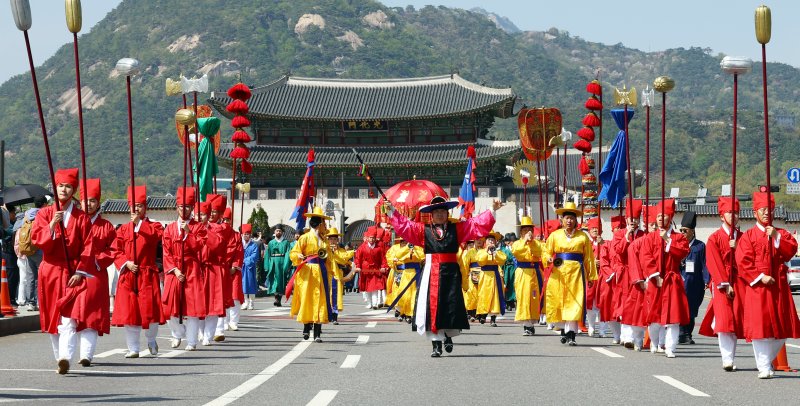 [서울=뉴시스] 박주성 기자 = 20일 서울 종로구 창덕궁에서 궁에 모셔놓은 조선시대 왕과 왕비의 신주들이 가마를 타고 155년만에 제자리를 찾아가는 '종묘 정전 환안제' 가 재현되어 환안 행렬이 출발해 종묘로 이동하고 있다. 국가유산청은 "20일 5년간 대규모 수리를 마친 종묘 정전을 공개한다"며 "창덕궁에 임시로 모셨던 조선 왕과 왕비의 신주들을 본래의 자리로 다시 모시는 '종묘 정전 환안제 및 준공기념식'을 개최한다"고 밝혔다. 2025.04.20. park7691@newsis.com