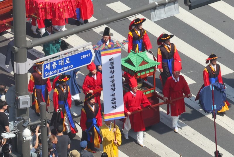 [서울=뉴시스] 최진석 기자 = 20일 서울 종로구 세종대로로 종묘정전 신주 환안 행렬이 이동하고 있다. 신주 귀환을 기념하는 '종묘 정전 환안제'에서는 창덕궁 금호문에서 광화문과 세종대로를 거쳐 종묘까지 3.5km 구간을 신주를 모신 가마가 이동하는 환안 행렬에 이어, 전통 절차에 따라 신주를 봉안하는 고유제를 봉행할 예정이다. 2025.04.20. myjs@newsis.com
