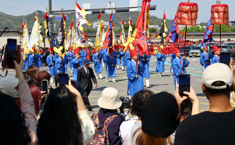 [서울=뉴시스] 박주성 기자 = 20일 서울 종로구 창덕궁에서 궁에 모셔놓은 조선시대 왕과 왕비의 신주들이 가마를 타고 155년만에 제자리를 찾아가는 '종묘 정전 환안제' 가 재현되어 환안 행렬이 출발해 종묘로 이동하고 있다. 국가유산청은 "20일 5년간 대규모 수리를 마친 종묘 정전을 공개한다"며 "창덕궁에 임시로 모셨던 조선 왕과 왕비의 신주들을 본래의 자리로 다시 모시는 '종묘 정전 환안제 및 준공기념식'을 개최한다"고 밝혔다. 2025.04.20. park7691@newsis.com
