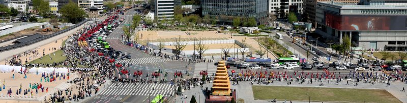 [서울=뉴시스] 김명원 기자 = 고종 7년인 1870년 이후 155년 만에 행해진 '종묘 정전 환안제'가 20일 재현된 가운데 종묘 정전의 보수 정비공사로 창덕궁 옛 선원전에 임시 봉안됐던 조선 왕과 왕비, 대한제국 황제와 황후의 신주(神主·죽은 사람의 위패)들의 환안 행렬이 광화문을 지나 종묘로 이동하고 있다. 2025.04.20. kmx1105@newsis.com