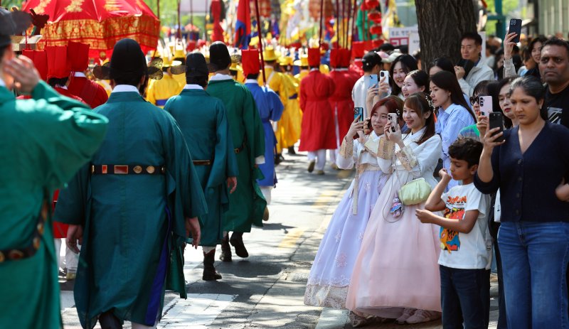 [서울=뉴시스] 박주성 기자 = 20일 서울 종로구 창덕궁에서 궁에 모셔놓은 조선시대 왕과 왕비의 신주들이 가마를 타고 155년만에 제자리를 찾아가는 '종묘 정전 환안제' 가 재현되어 환안 행렬이 출발해 종묘로 이동하고 있다. 국가유산청은 "20일 5년간 대규모 수리를 마친 종묘 정전을 공개한다"며 "창덕궁에 임시로 모셨던 조선 왕과 왕비의 신주들을 본래의 자리로 다시 모시는 '종묘 정전 환안제 및 준공기념식'을 개최한다"고 밝혔다. 2025.04.20. park7691@newsis.com