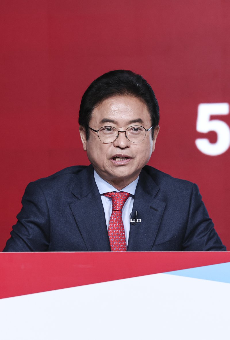 [서울=뉴시스] 국회사진기자단 = 이철우 제21대 대통령 선거 국민의힘 경선 후보가 20일 서울 강서구 ASSA아트홀에서 열린 '제21대 대통령 선거 국민의힘 1차 경선 B조 토론회'에서 발언하고 있다. 2025.04.20. photo@newsis.com