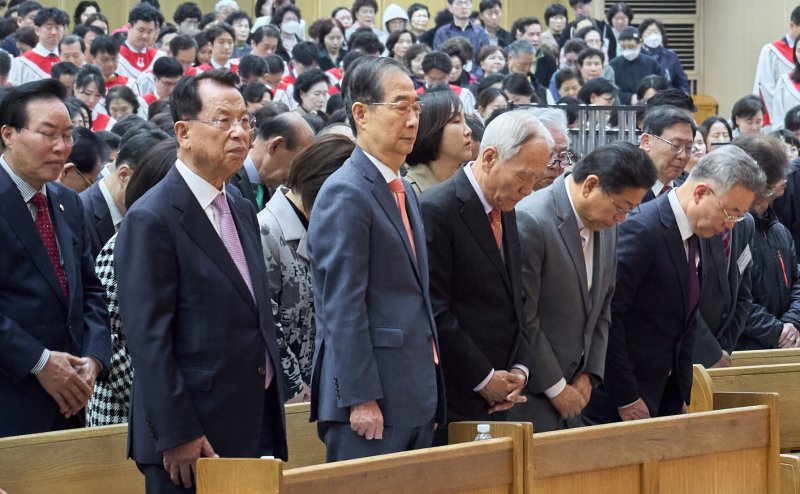 [서울=뉴시스] 조수정 기자 = 한덕수 대통령 권한대행 국무총리와 김삼환 명성교회 원로 목사가 20일 서울 강동구 명성교회에서 열린 부활절 예배에서 기도하고 있다. 앞열 왼쪽부터 김삼환 명성교회 원로목사, 한 권한대행, 조성기 숭실사이버대 이사장, 대전신학대학교 안주훈 총장. (사진=명성교회 제공) 2025.04.20. chocrystal@newsis.com