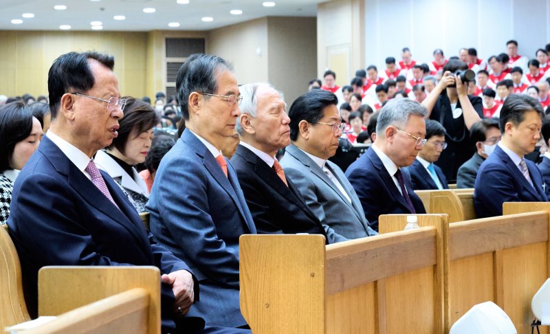 [서울=뉴시스] 조수정 기자 = 한덕수 대통령 권한대행 국무총리와 김삼환 명성교회 원로 목사가 20일 서울 강동구 명성교회에서 열린 부활절 예배에서 기도하고 있다. 앞열 왼쪽부터 김삼환 명성교회 원로목사, 한 권한대행, 조성기 숭실사이버대 이사장, 대전신학대학교 안주훈 총장. (사진=명성교회 제공) 2025.04.20. chocrystal@newsis.com