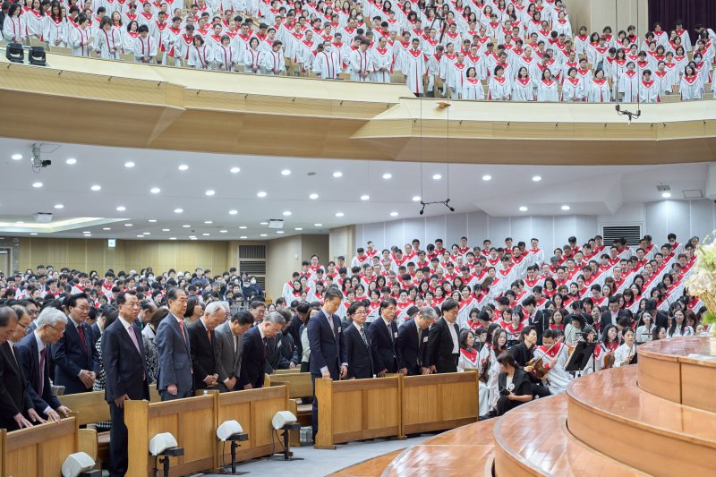 [서울=뉴시스] 조수정 기자 = 한덕수 대통령 권한대행 국무총리와 김삼환 명성교회 원로 목사가 20일 서울 강동구 명성교회에서 열린 부활절 예배에서 기도하고 있다. 앞열 왼쪽세번째부터 김삼환 명성교회 원로목사, 한 권한대행, 조성기 숭실사이버대 이사장, 대전신학대학교 안주훈 총장. (사진=명성교회 제공) 2025.04.20. chocrystal@newsis.com