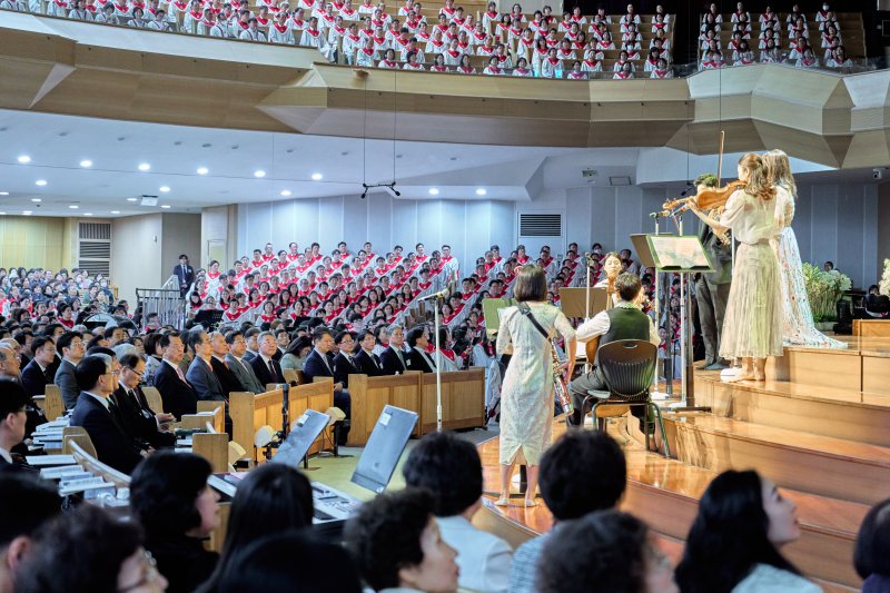 [서울=뉴시스] 조수정 기자 = 한덕수 대통령 권한대행 국무총리와 김삼환 명성교회 원로 목사가 20일 서울 강동구 명성교회에서 열린 부활절 예배에서 기도하고 있다. 무대 정면 좌석 왼쪽부터 김삼환 명성교회 원로목사, 한 권한대행, 조성기 숭실사이버대 이사장, 대전신학대학교 안주훈 총장. (사진=명성교회 제공) 2025.04.20. chocrystal@newsis.com