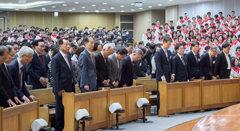 [서울=뉴시스] 조수정 기자 = 한덕수 대통령 권한대행 국무총리와 김삼환 명성교회 원로 목사가 20일 서울 강동구 명성교회에서 열린 부활절 예배에서 기도하고 있다. 앞열 왼쪽세번째부터 김삼환 명성교회 원로목사, 한 권한대행, 조성기 숭실사이버대 이사장, 대전신학대학교 안주훈 총장. (사진=명성교회 제공) 2025.04.20. chocrystal@newsis.com