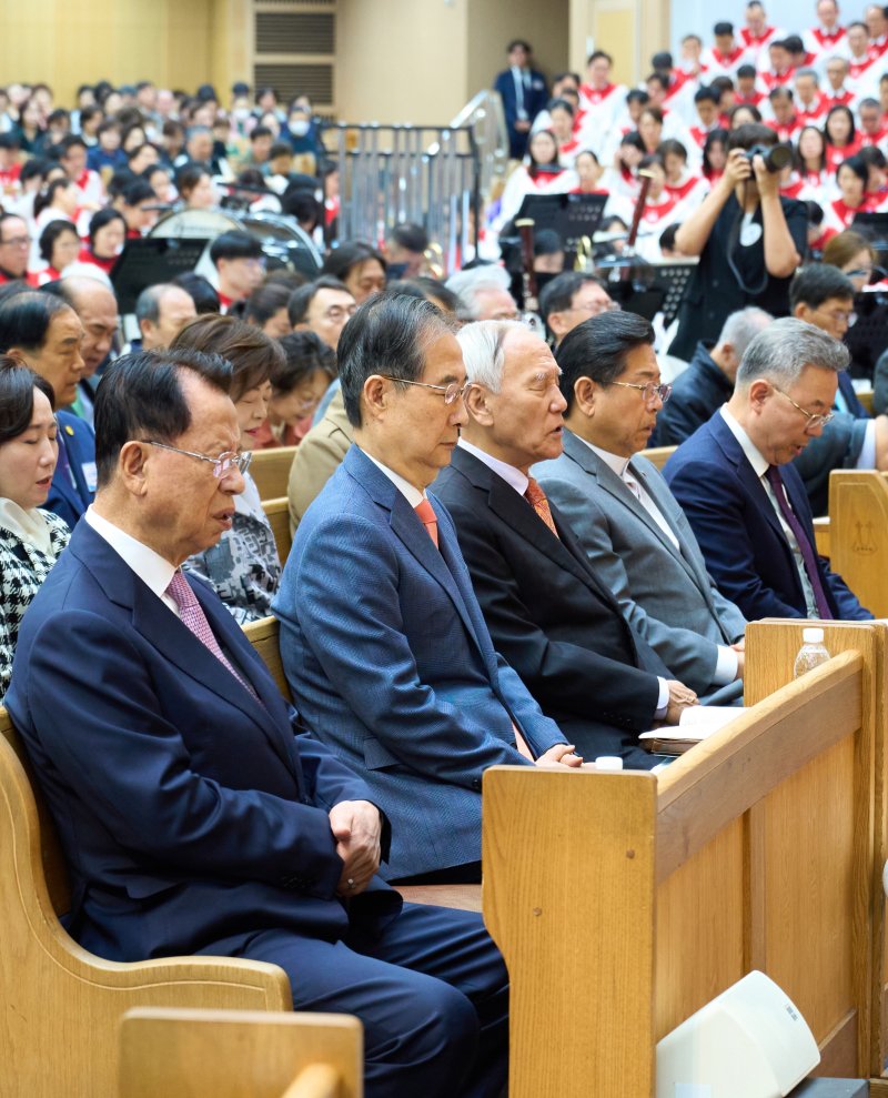 [서울=뉴시스] 조수정 기자 = 한덕수 대통령 권한대행 국무총리와 김삼환 명성교회 원로 목사가 20일 서울 강동구 명성교회에서 열린 부활절 예배에서 기도하고 있다. 앞열 왼쪽부터 김삼환 명성교회 원로목사, 한 권한대행, 조성기 숭실사이버대 이사장, 대전신학대학교 안주훈 총장. (사진=명성교회 제공) 2025.04.20. chocrystal@newsis.com