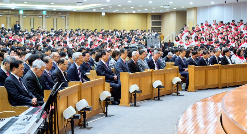 [서울=뉴시스] 조수정 기자 = 한덕수 대통령 권한대행 국무총리와 김삼환 명성교회 원로 목사가 20일 서울 강동구 명성교회에서 열린 부활절 예배에서 기도하고 있다. 가운데좌석 왼쪽부터 김삼환 명성교회 원로목사, 한 권한대행, 조성기 숭실사이버대 이사장, 대전신학대학교 안주훈 총장. (사진=명성교회 제공) 2025.04.20. chocrystal@newsis.com