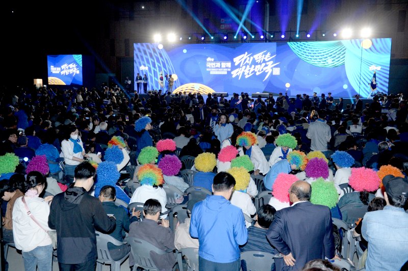 [울산=뉴시스] 배병수 기자 = 20일 오후 울산 울주군 울산 전시컨벤션센터 A홀에서 더불어민주당 21대 대통령선거 후보자 선출을 위한 영남권 합동연설회가 열리고 있다. 2025.04.20.bbs@newsis.com.