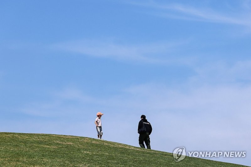 파란 하늘 봄나들이 (출처=연합뉴스)
