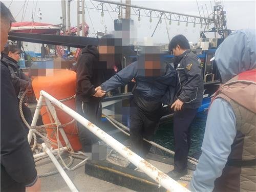 낚시어선서 추락한 70대 구조하는 강릉해경 (출처=연합뉴스)