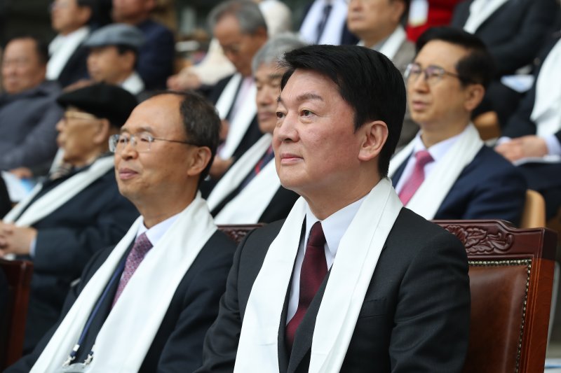 안철수 국민의힘 대선 경선 후보가 20일 오후 대구스타디움에서 대구기독교총연합회 주최로 열린 '2025 대구 부활절 연합예배'에 참석해 설교를 듣고 있다. 2025.4.20/뉴스1 ⓒ News1 공정식 기자