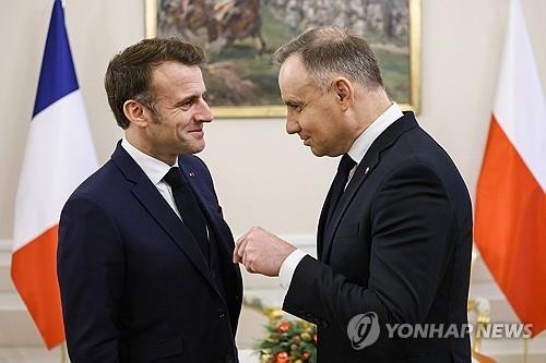 프랑스 마크롱 대통령과 폴란드 두다 대통령(오른쪽) (출처=연합뉴스)