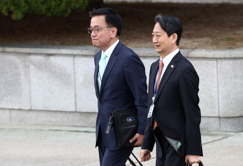 최상목 경제부총리 겸 기획재정부 장관과 안덕근 산업통상자원부 장관이 출국하고 있다. 2024.11.14/뉴스1 ⓒ News1 박세연 기자