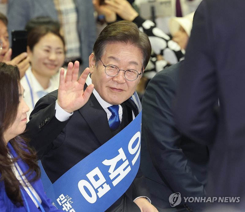 지지자들에게 인사하는 이재명 (출처=연합뉴스)