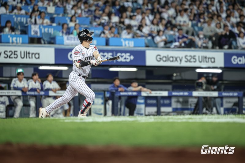 [서울=뉴시스] 프로야구 롯데 자이언츠 나승엽이 18일 대구 삼성라이온즈파크에서 열린 2025 신한 쏠뱅크 KBO리그 삼성 라이온즈와의 경기 4회초 2점 홈런을 날리고 있다. (사진=롯데 자이언츠 제공) 2025.04.18.