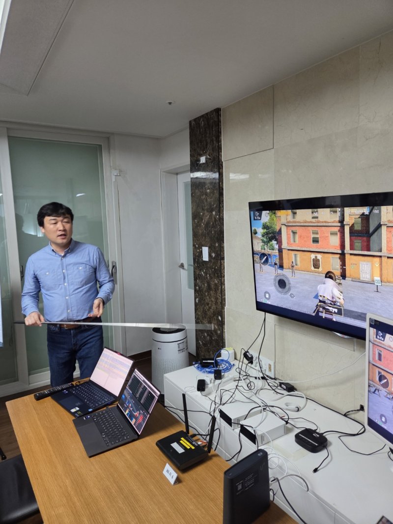 노정민 LG유플러스 홈디바이스개발팀장이 지난 17일 LG유플러스의 대전 R&D 센터 내 홈 무선 환경 시험실에서 와이파이 7 성능을 시연하고 있다.