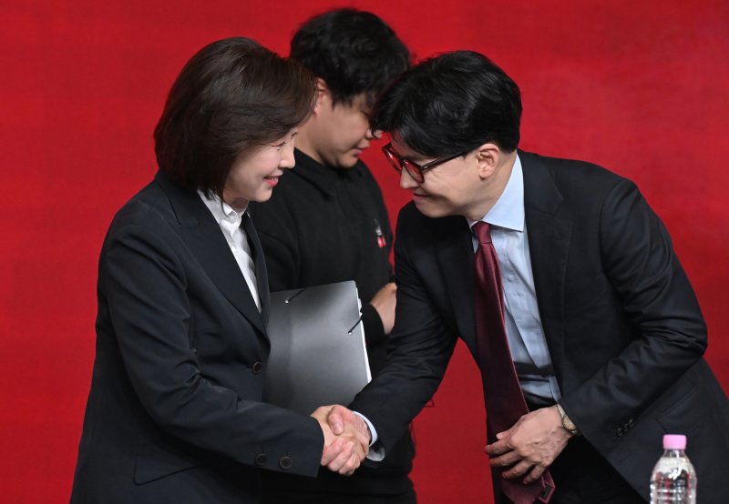 나경원, 한동훈 국민의힘 대선 경선 후보가 20일 오후 서울 강서구 ASSA아트홀에서 열린 제21대 대통령 후보자 1차 경선 B조 토론회에서 인사나누고 있다. 2025.4.20/뉴스1 ⓒ News1 국회사진취재단