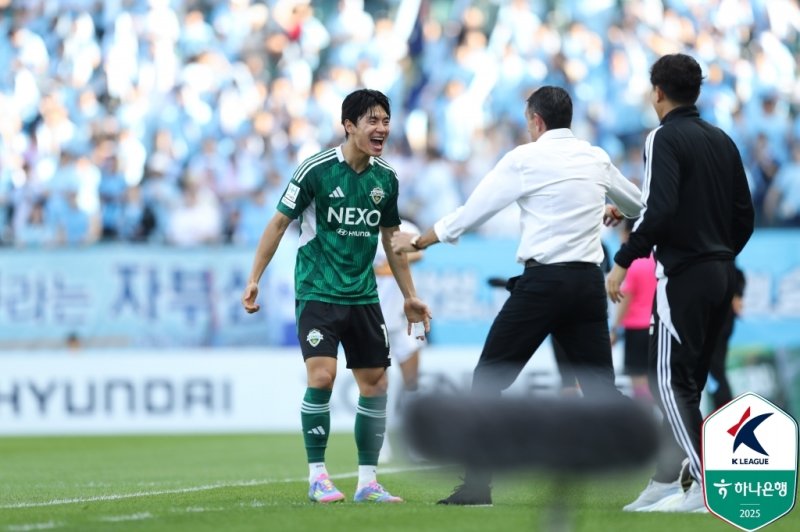 포옛 감독과 기쁨 나누는 전진우 (출처=연합뉴스)