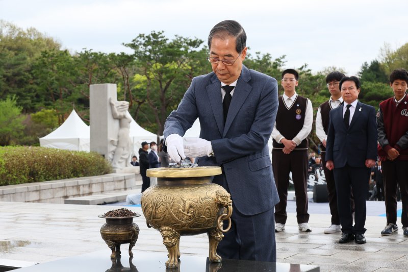 한덕수 대통령 권한대행 국무총리가 19일 서울 강북구 국립 4.19민주묘지에서 열린 제65주년 4.19혁명 기념식에서 분향을 하고 있다. (총리실 제공, 재판매 및 DB 금지) 2025.4.19/뉴스1 ⓒ News1 임세영 기자