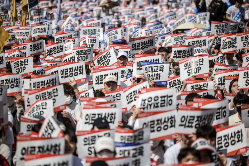 [서울=뉴시스] 정병혁 기자 = 20일 서울 중구 세종대로에서 열린 의료정상화를 위한 전국의사궐기대회에서 의대생, 전공의를 비롯한 참석자들이 구호를 외치고 있다. 2025.04.20. jhope@newsis.com