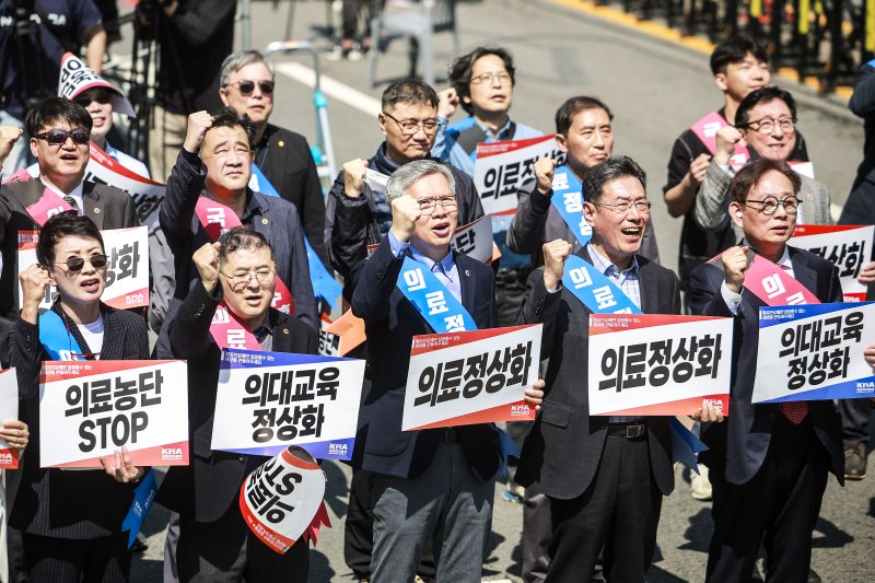 [서울=뉴시스] 정병혁 기자 = 김택우 대한의사협회장이 20일 서울 중구 세종대로에서 열린 의료정상화를 위한 전국의사궐기대회에 참석해 있다. 2025.04.20. jhope@newsis.com