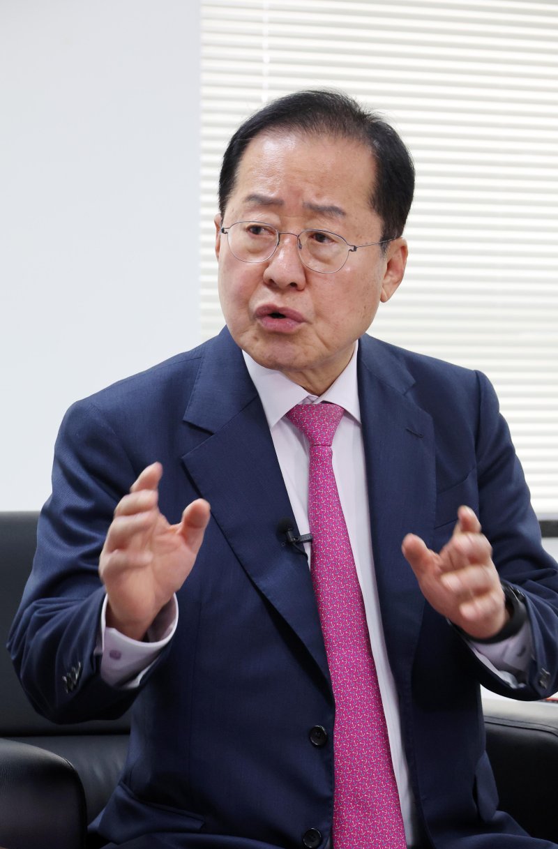 "정부개헌추진단 즉시 설치… 내년 지방선거때 개헌 투표" [대선주자 릴레이 인터뷰]