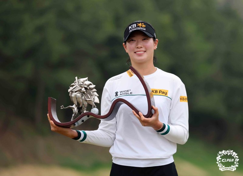 [서울=뉴시스] 20일 경남 김해시 가야CC에서 열린 넥센 세인트나인 마스터즈 FR에서 우승한 방신실 프로가 트로피를 들고 우승을 기뻐하고 있다. (사진=KLPGA/박준석 제공) 2025.04.20. photo@newsis.com *재판매 및 DB 금지