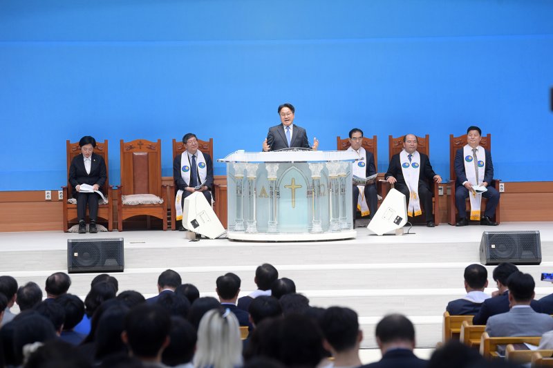 [광주=뉴시스] 강기정 광주시장이 20일 송정중앙교회에서 열린 2025 광주시 부활절 연합예배에 참석해 인사말을 하고 있다. (사진=광주시 제공) photo@newsis.com *재판매 및 DB 금지