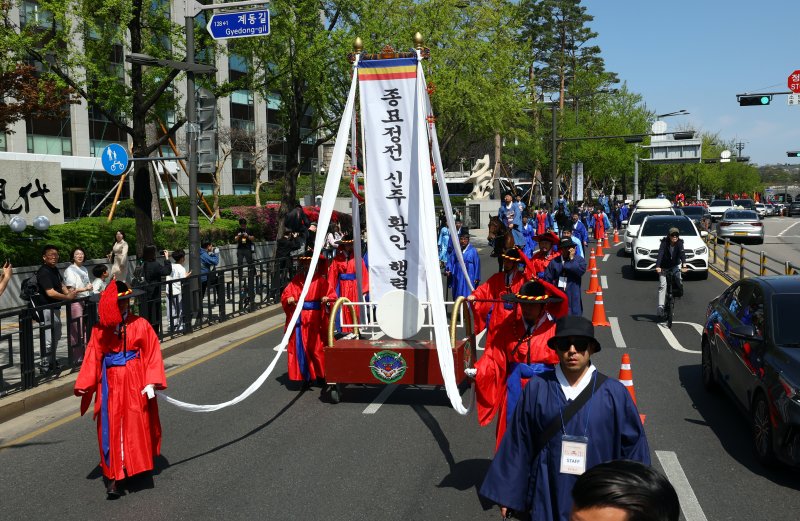 [서울=뉴시스] 박주성 기자 = 20일 서울 종로구 창덕궁에서 궁에 모셔놓은 조선시대 왕과 왕비의 신주들이 가마를 타고 155년만에 제자리를 찾아가는 '종묘 정전 환안제' 가 재현되어 환안 행렬이 출발해 종묘로 이동하고 있다. 국가유산청은 "20일 5년간 대규모 수리를 마친 종묘 정전을 공개한다"며 "창덕궁에 임시로 모셨던 조선 왕과 왕비의 신주들을 본래의 자리로 다시 모시는 '종묘 정전 환안제 및 준공기념식'을 개최한다"고 밝혔다. 2025.04.20. park7691@newsis.com