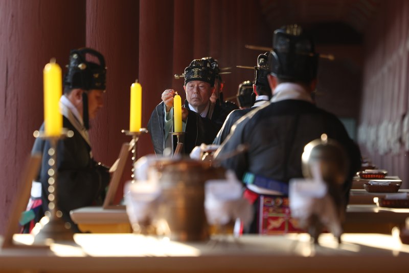[서울=뉴시스] 김선웅 기자 = 20일 서울 종로구 종묘에서 신주 환안으로 종묘 정전 보수가 모두 완료 되었음을 고하는 제사 고유제가 진행되고 있다. 2025.04.20. mangusta@newsis.com
