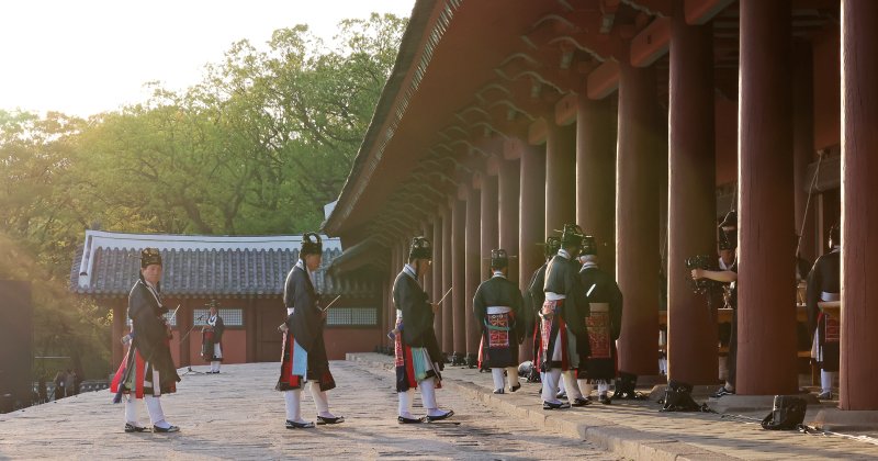 20일 오후 서울 종로구 종묘 정전에서 환안 완료 고유제가 진행되고 있다. 국가유산청은 5년에 거쳐 국보 종묘 정전 보수공사를 완료하고 창덕궁 구(舊)선원전에 임시 봉안되었던 조선 왕과 왕비, 대한제국 황제와 황후의 신주 49위를 종묘 정전으로 다시 모셔오는 ‘환안제’를 가졌다. 2025.4.20/뉴스1 ⓒ News1 장수영 기자