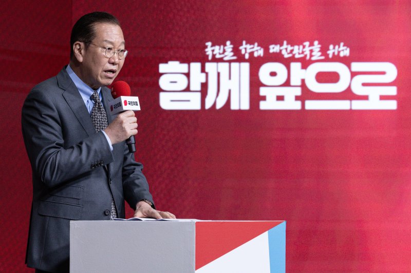 [서울=뉴시스] 국회사진기자단 = 권영세 국민의힘 비상대책위원장이 지난 18일 오후 서울 강서구 ASSA아트홀에서 열린 국민의힘 '제21대 대통령후보자 1차 경선 비전대회'에서 인사말을 하고 있다. 2025.04.18. photo@newsis.com